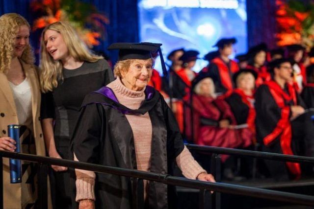Cụ bà nhận bằng thạc sĩ ở tuổi 90: Không có từ “không thể” trong từ điển