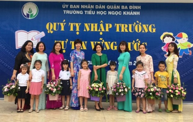 Cô Phùng Tố Nga (váy xanh đứng giữa) cùng 7 giáo viên chủ nhiệm khối lớp 1 của nhà trường.