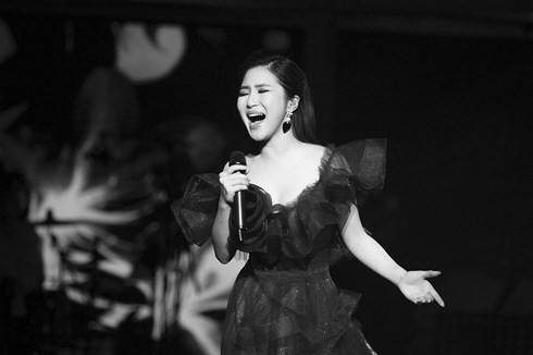 Hương Tràm bây bất ngờ khi ký hợp đồng 5 năm ca hát tại Mỹ.