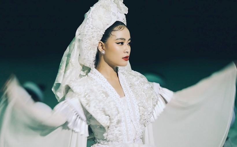 Hoàng Thùy Linh mặc áo dài trắng "ma mị" trong "Tứ Phủ".