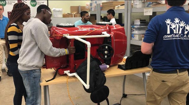 Học sinh ngành STEM từ trường trung học New Britain và sinh viên ngành công nghệ từ Đại học bang Central Connecticut đã cùng nhau chế tạo những chiếc xe điện. (Ảnh: CBS News).