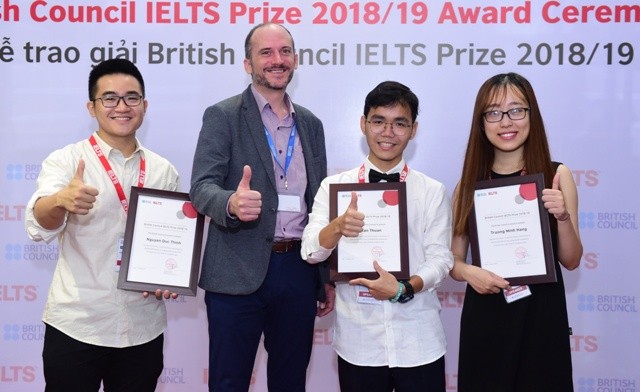 Ba thí sinh Việt Nam nhận Học bổng IELTS Prize.