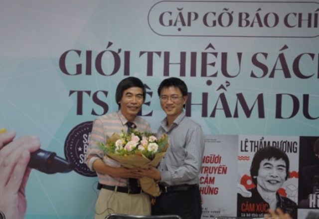 TS Lê Thẩm Dương và nhà báo Tuấn Anh tại buổi chia sẻ về sách.