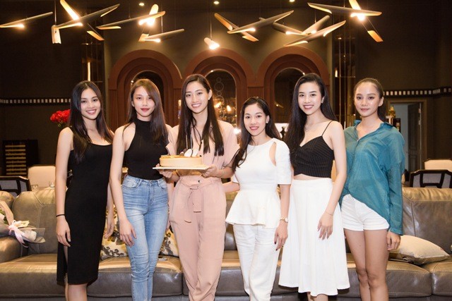 Các cô gái xinh đẹp không quên chuẩn bị bánh kem và hát chúc mừng sinh nhật tuổi 19 cho Hoa hậu Lương Thùy Linh.