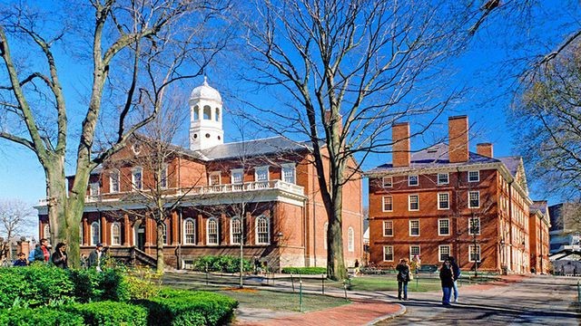 Đại học Harvard chính là trường cũ của một loạt những tên tuổi đình đám hàng đầu thế giới, nơi được mệnh danh “lò sản xuất” tỷ phú và người nổi tiếng thế giới.