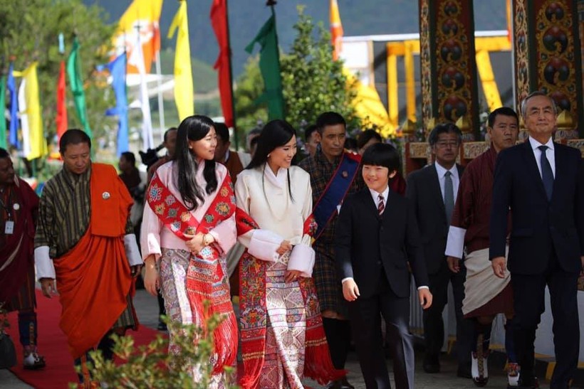 Các thành viên Hoàng gia Bhutan tiếp đón gia đình Thái tử Nhật Bản.