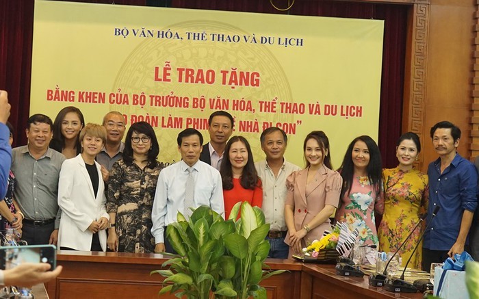 Bộ trưởng Bộ VH,TT&DL Nguyễn Ngọc Thiện dành nhiều lời khen ngợi cho đoàn phim "Về nhà đi con".