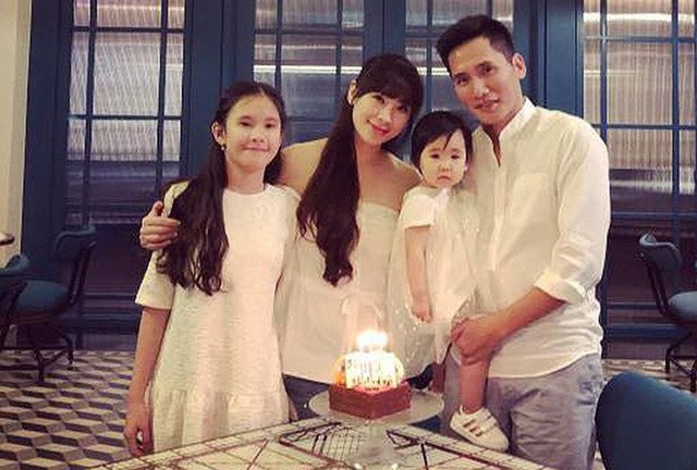 Quốc Khánh có 1 gia đình êm ấm với bà xã là đồng nghiệp tại VTV và 2 cô con gái xinh xắn.