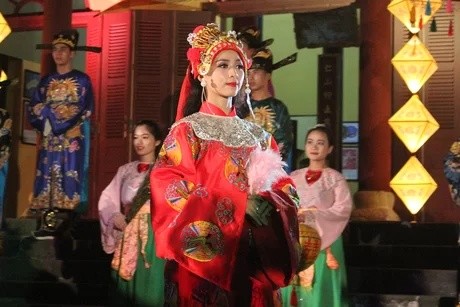 Đám cưới công chúa của triều đình nhà Nguyễn được tái hiện trong Đêm Hoàng cung tại Festival Huế tối 1/5/2016. (Ảnh: VNE).