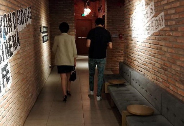 Hình ảnh Tim và Đàm Phương Linh bị bắt gặp đi xem phim cùng nhau.