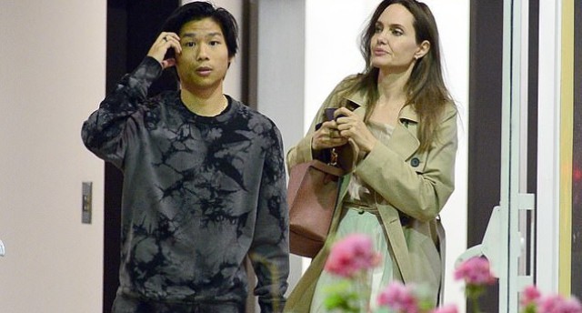 Pax Thiên chững chạc bên mẹ nuôi Angelina Jolie.