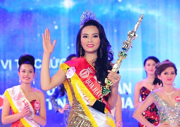 Khi đăng quang Hoa hậu Việt Nam 2016, Kỳ Duyên sở hữu gương mặt đầy đặn và khá tròn trịa. 