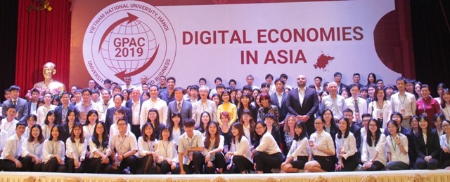 Các sinh viên và giảng viên đến dự  Diễn đàn Sinh viên châu Á - GPAC. Ảnh: Ngọc Trang