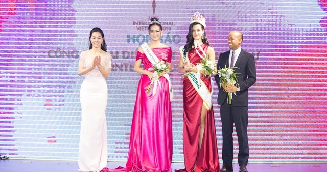 Đương kim Hoa hậu Quốc tế 2018 – Miss Mariem Velazco trao sash dự thi cho Á hậu Nguyễn Tường San.