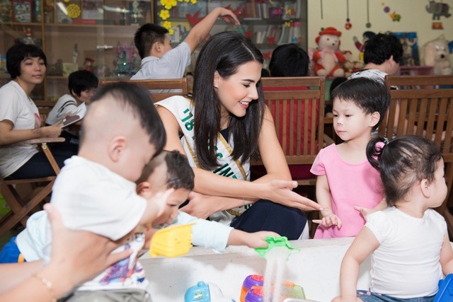 Hoa hậu quốc tế Mariem Valazco đến với trẻ em Việt Nam.
