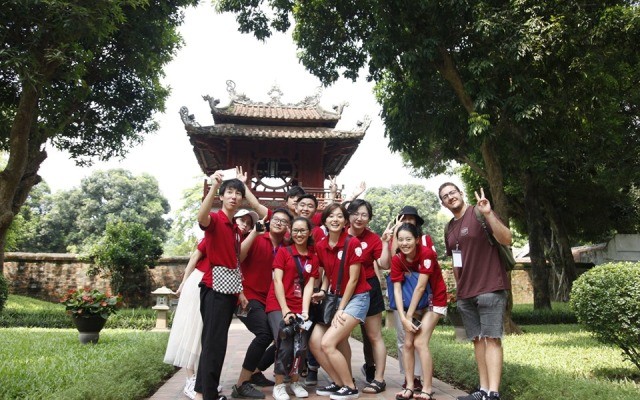 Sinh viên quốc tế thích thú khi được tham quan Hà Nội.