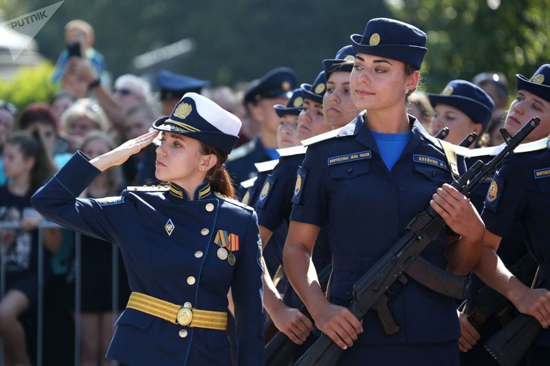 Nữ đội trưởng, sĩ quan huấn luyện cùng các nữ học viên của trường Krasnodar trong buổi lễ tuyên thệ.