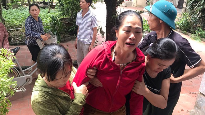 Mẹ của nạn nhân Đỗ Thị Nhung (vợ của Hiệp) khóc ngất khi biết gia đình con gặp nạn. Ảnh Kiến Trần.