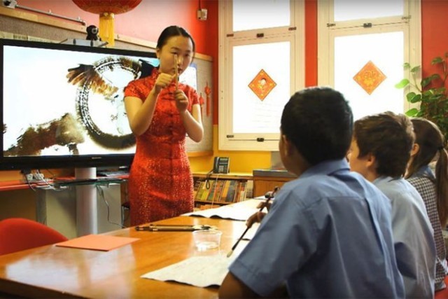 Giáo viên của Viện Khổng Tử dạy tiếng Hoa tại một trường tiểu học ở New South Wales (Úc).