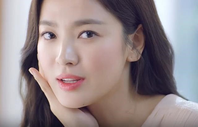 Clip quảng cáo mới của Song Hye Kyo vừa ra mắt đã khiến người hâm mộ xôn xao vì nhan sắc cô quá xinh đẹp mặn mà.