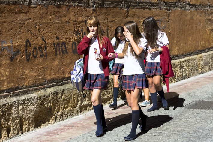 Nữ sinh Tây Ban Nha nhìn rất thời trang trong bộ đồng phục.