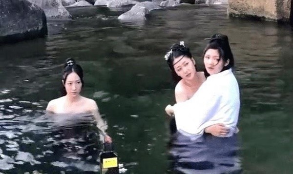 Các nữ diễn viên ngâm mình dưới nước nhiều giờ liền vào mùa đông. Họ tự động viên nhau sau khi kết thúc cảnh quay.
