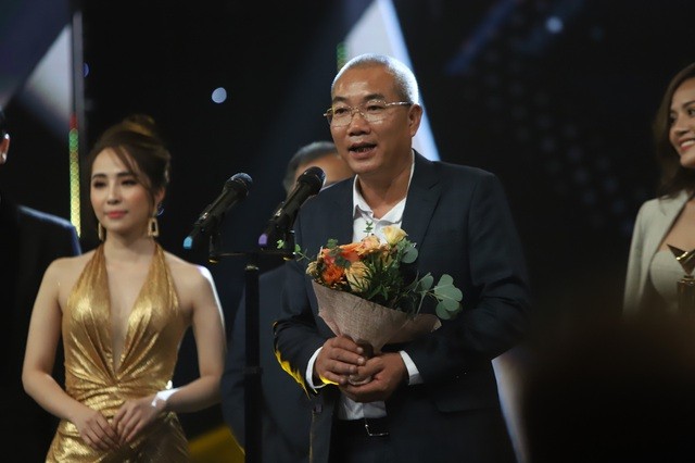 Đạo diễn Nguyễn Danh Dũng đại diện cho đoàn phim "Về nhà đi con" cảm ơn khán giả khi 3/10 chiếc cúp đã được trao cho phim và diễn viên tham gia phim.