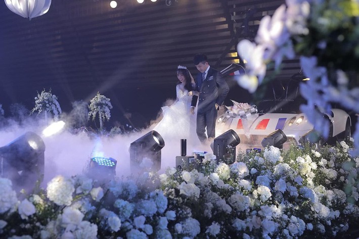 Đại gia Minh Nhựa đích thân lái siêu xe 80 tỷ chở con gái rượu tiến vào lễ đường trước giờ làm lễ.

