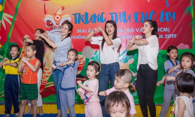Người đẹp nhân ái Ngọc Thoa cùng các thí sinh Miss World - Việt Nam tổ chức nhiều hoat động ý nghĩa dịp Trung thu.