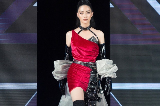 Hoa hậu Lương Thùy Linh tỏa sáng trên một sàn diễn thời trang. 