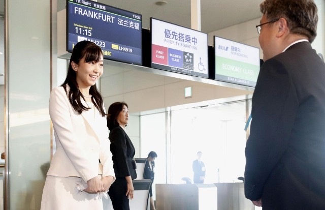 Công chúa Kako xuất hiện rạng rỡ tại sân bay.