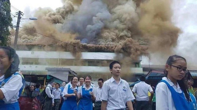 Một hội trường bị cháy rụi.

