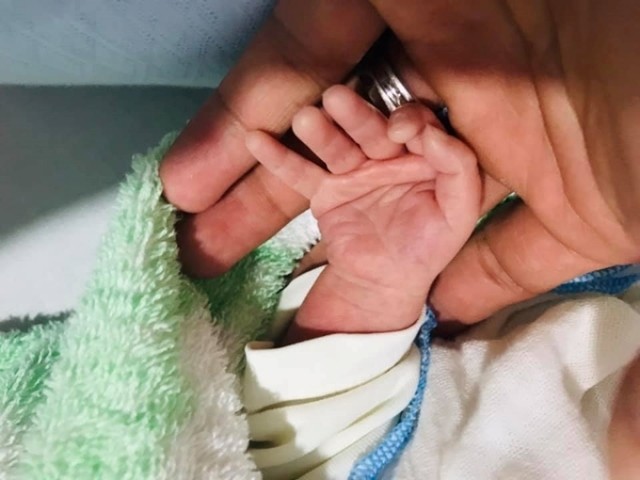 Hình ảnh bàn tay con trai được Trương Nam Thành chia sẻ ngay sau khi bé chào đời.