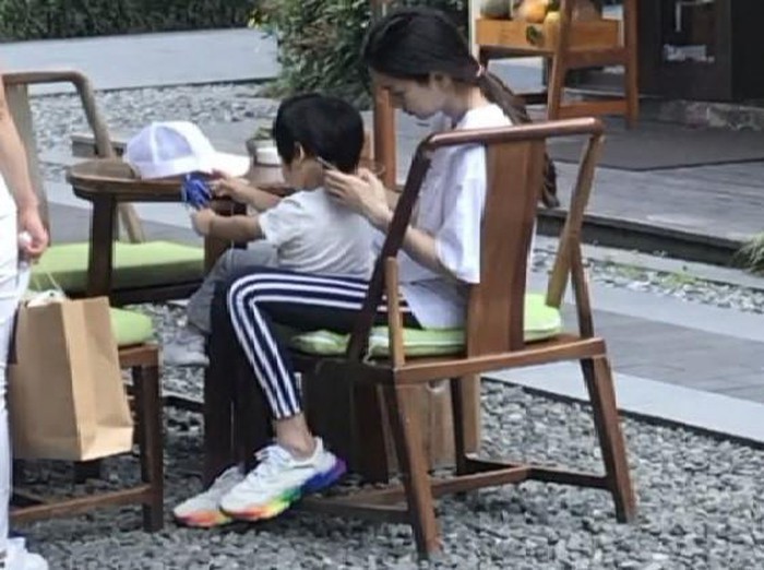 Angelababy đi chơi cùng con trai Tiểu Hải Miên.

