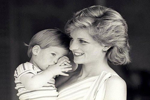 Hoàng tử Harry sinh ngày 15/9/1984, là con trai út của Thái tử Charles và Công nương Diana. Ảnh: Hoàng tử Harry được mẹ bế lúc nhỏ tại Cung điện Marivent hồi tháng 8/1988. (Nguồn ảnh: Reuters).