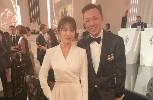 Song Hye Kyo gầy hơn so với trước khi ly hôn. Cô chụp hình cùng blogger thời trang của Hong Kong Trịnh Thiệu Khang.