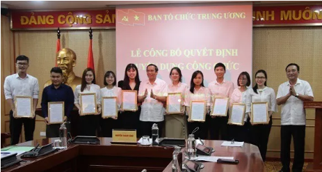 Ông Nguyễn Thanh Bình (giữa), Phó trưởng ban Thường trực Ban Tổ chức Trung ương trao Quyết định tuyển dụng cho 10 công chức mới. Ảnh: BTC.