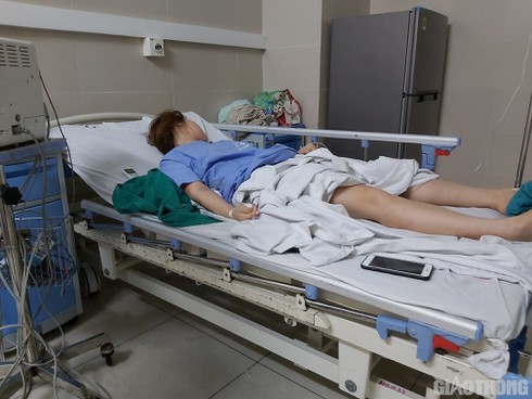 Bệnh nhân B đang được theo dõi tại Bệnh viện Thanh Nhàn (ảnh Báo Giao thông). 