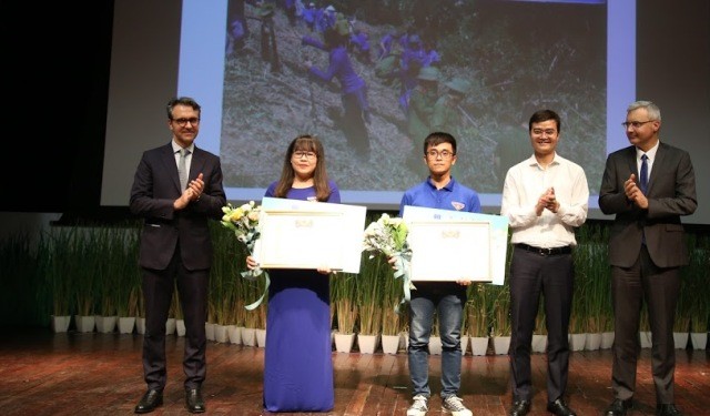 Giải Nhất và giải Nhì được trao trong chương trình.