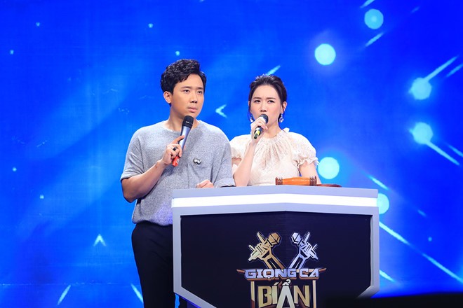 Trấn Thành bị Hari Won, Hạnh Thúy "dìm hàng" nhan sắc tại chương trình Giọng ca bí ẩn.