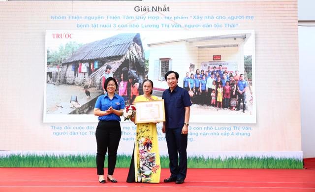 Đồng chí Nguyễn Thị Thu Vân, Ủy viên Ban thường vụ, Trưởng Ban Thanh niên Nông thôn Trung ương Đoàn, Trưởng Ban tổ chức trao giải Nhất cho tác giả Phan Thị Giang.