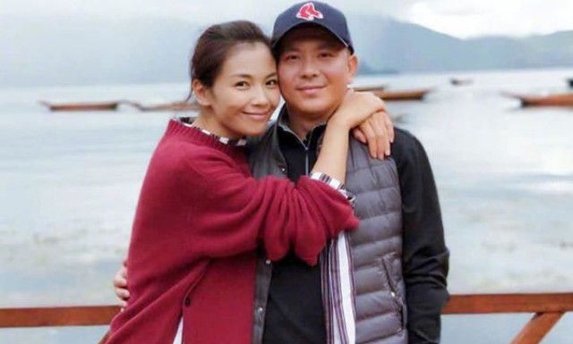 Lưu Đào và Vương Kha đăng ký kết hôn chỉ sau chưa đầy một tháng quen biết.