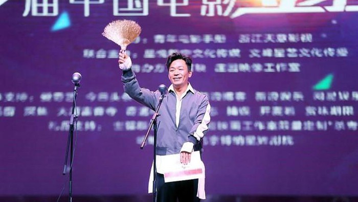 Giải thưởng Cây Chổi Vàng (Golden Broom Awards) được Tổng biên tập tạp chí Youth Film Handbook, một chuyên trang phê bình phim ảnh của Trung Quốc, ông Trình Thanh Tùng lập ra từ năm 2009.