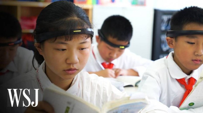 Thiết bị cảm biến sóng não hệt vòng "kim cô" có thực tại các trường tiểu học ở Trung Quốc.