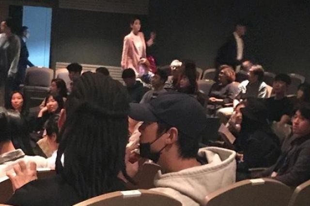 Hình ảnh nam diễn viên Song Joong Ki đi xem kịch với một nhân vật tết tóc kiểu châu Phi nhận được sự chú đặc biệt từ người hâm mộ.