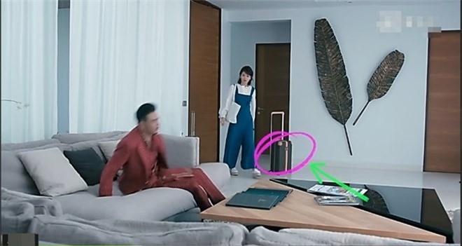 Vali của nữ diễn viên Lưu Đào tự xê dịch dù không được ai tác động ở một cảnh phim trong tác phẩm Hoan lạc tụng.