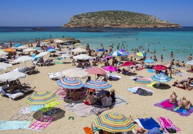 Đảo Ibiza có tới 24 câu lạc bộ mở cửa 24/24h.