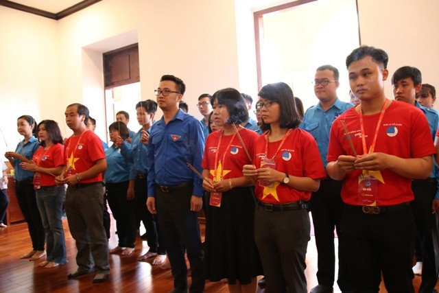 Các đại biểu dâng hương phòng thờ Bác Hồ, chào cờ,dâng hoa sen và thăm quan bảo tàng Hồ Chí Minh