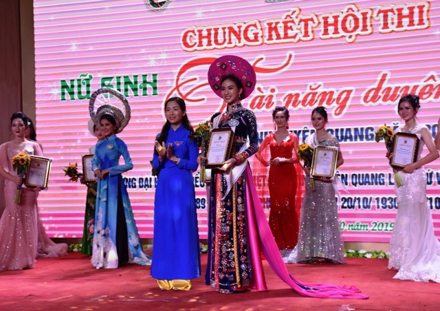  Đào Phương Quỳnh - Đoàn trường PTDT Nội trú THPT Tỉnh Tuyên Quang trở thành hoa khôi.