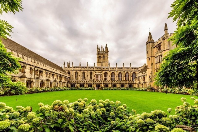 Đại học Oxford của Vương quốc Anh.